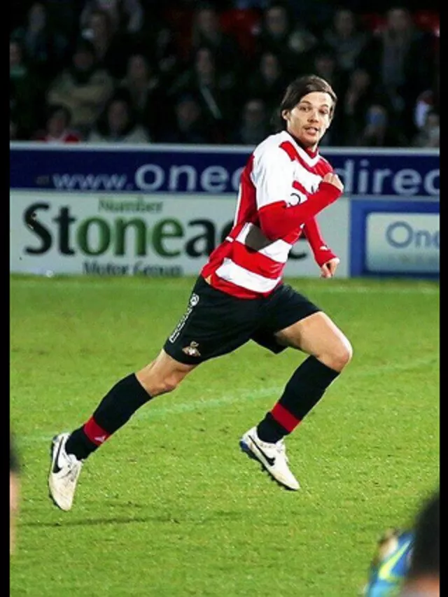 Louis Tomlinson debuta como futbolista profesional