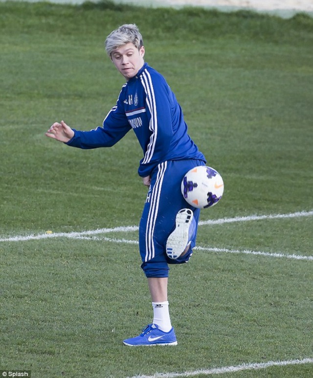 Niall Horan se recupera de su lesión con el Chelsea Niall Horan se recupera de su lesión con el Chelsea