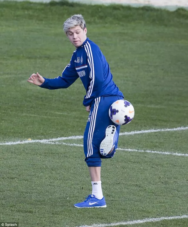 Niall Horan se recupera de su lesión con el Chelsea