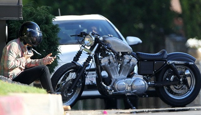 Harry Styles compra una moto y la rompe el primer día Harry Styles compra una moto y la rompe el primer día