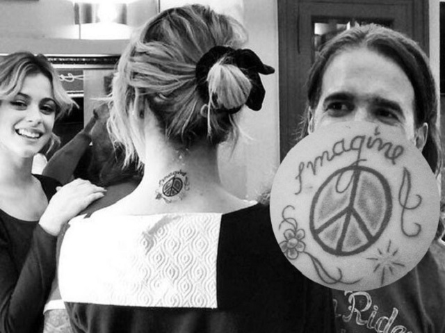 Violetta y un nuevo tatuaje en homenaje a John Lennon