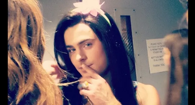 Zac Efron se disfraza de mujer