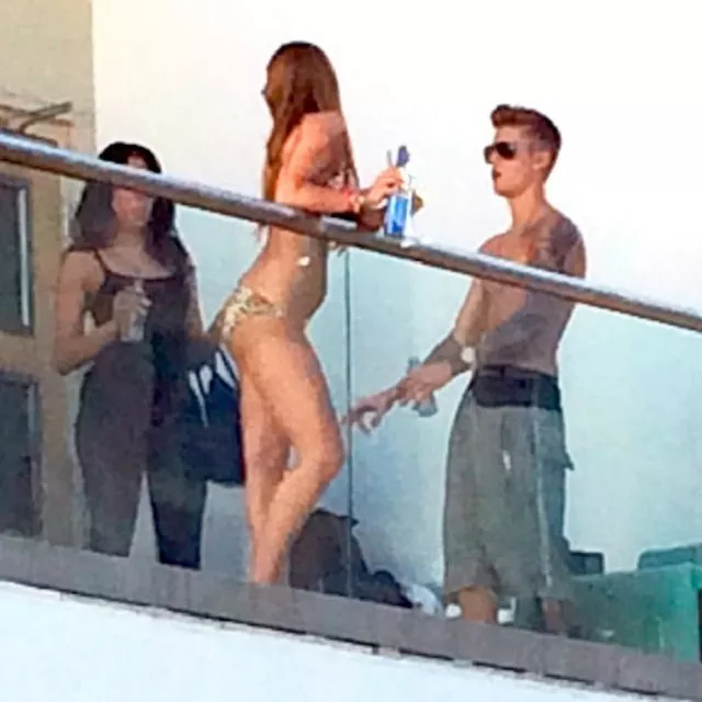 Justin Bieber se divierte con chicas en bikini