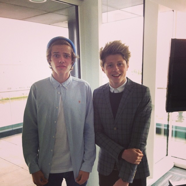 Fans de One Direction acosan a los clones de Harry Styles y Niall Horan