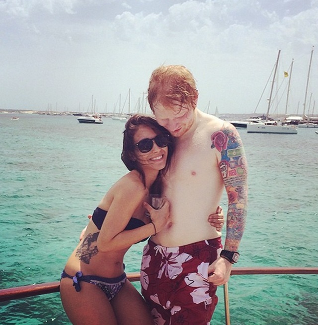 Ed Sheeran presenta a su novia, Athina Andrelos