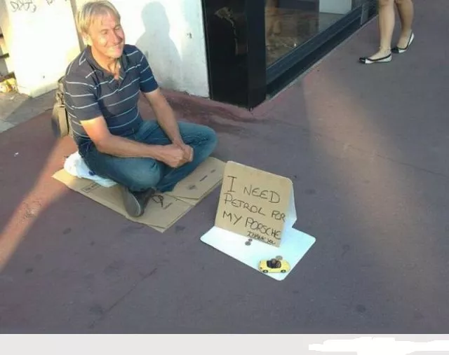 Vagabundo llora de emoción al recibir un regalo por su cumpleaños