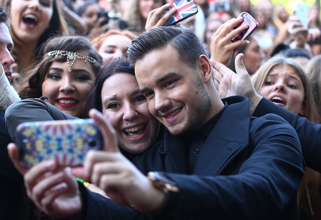 Liam Payne acusado de fingir la sonrisa cuando está con fans Liam Payne acusado de fingir la sonrisa cuando está con fans