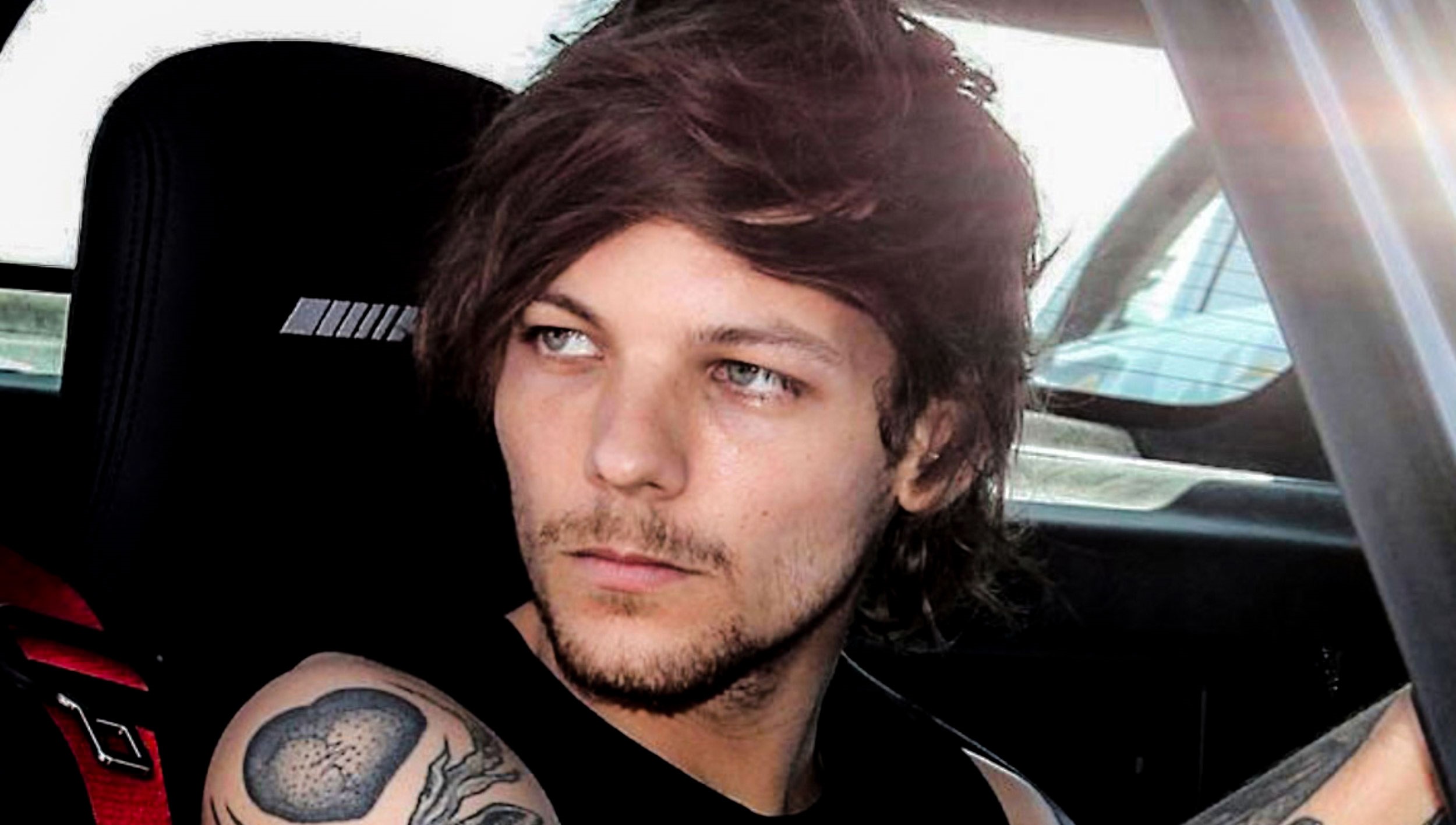 ¡Louis Tomlinson se queda sordo!