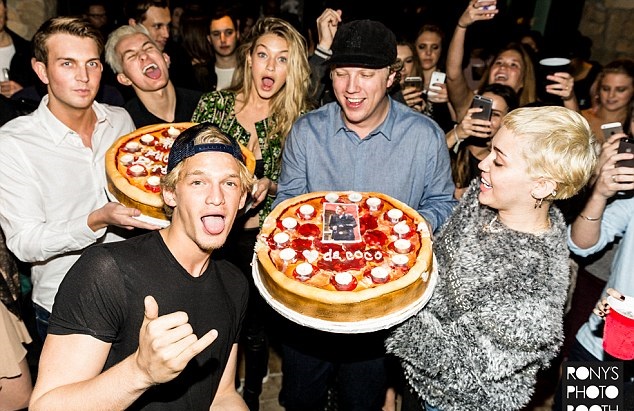 Cody Simpson celebra su cumpleaños con Miley Cyrus, Justin Bieber, Selena Gomez y muchos más