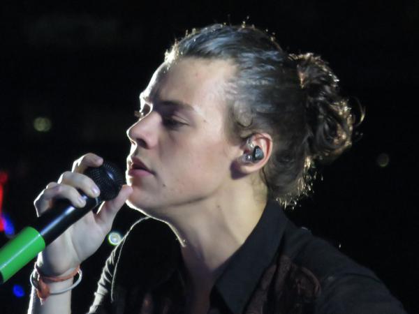 ¡Harry Styles se vuelve a caer en el escenario! ¡Harry Styles se vuelve a caer en el escenario!