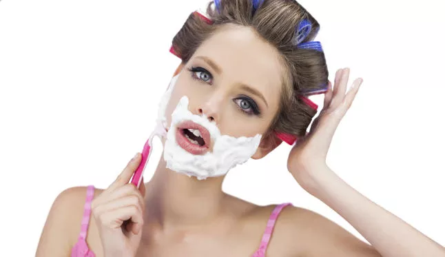 mujer se afeita la cara