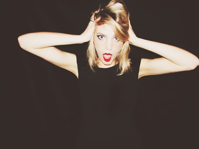 Conoce a Elizabeth Scarborough, la chica que se gana la vida por ser igual que Taylor Swift Conoce a Elizabeth Scarborough, la chica que se gana la vida por ser igual que Taylor Swift