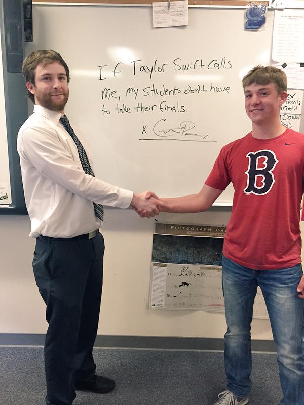 Si Taylor Swift llama a estos estudiantes, no tendrán examen final, ¿los ayudas? Si Taylor Swift llama a estos estudiantes, no tendrán examen final, ¿los ayudas?