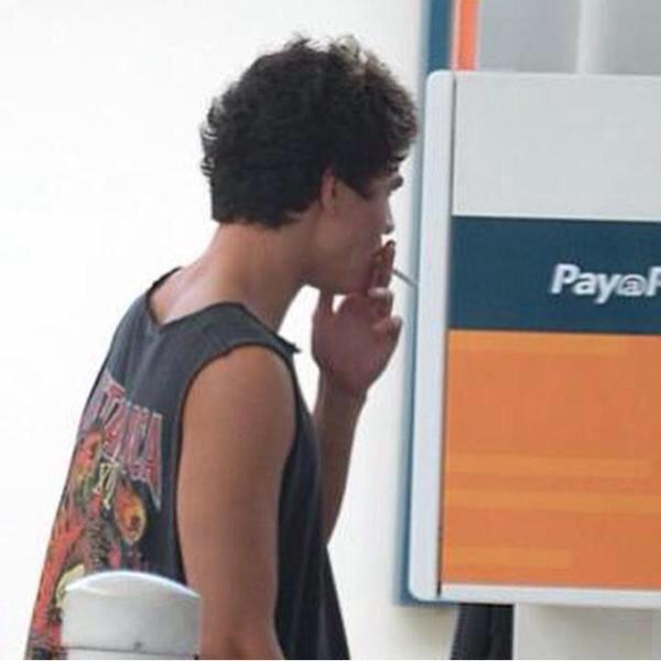 Unas fotos de Calum Hood fumando, causan drama en las redes sociales