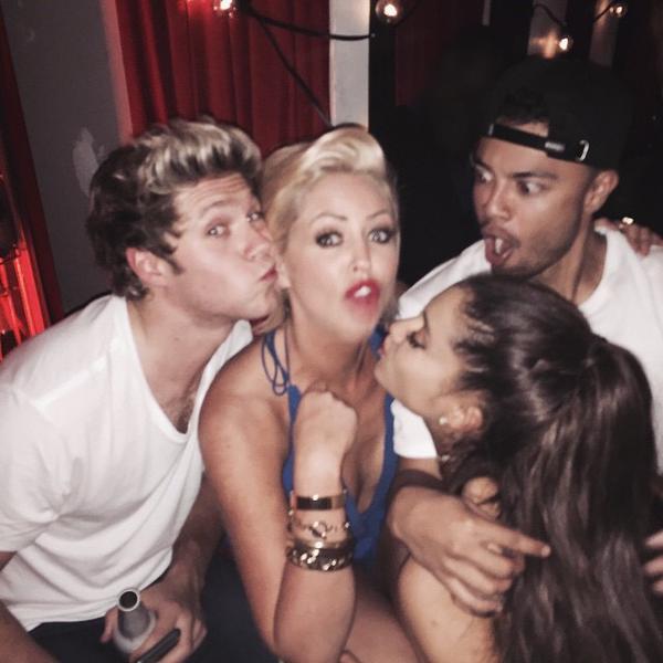 Ariana Grande pillada saliendo de casa de Niall Horan de madrugada Ariana Grande pillada saliendo de casa de Niall Horan de madrugada