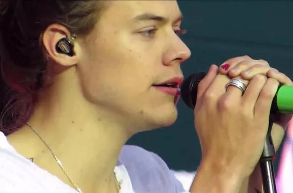 harry styles pinta uñas