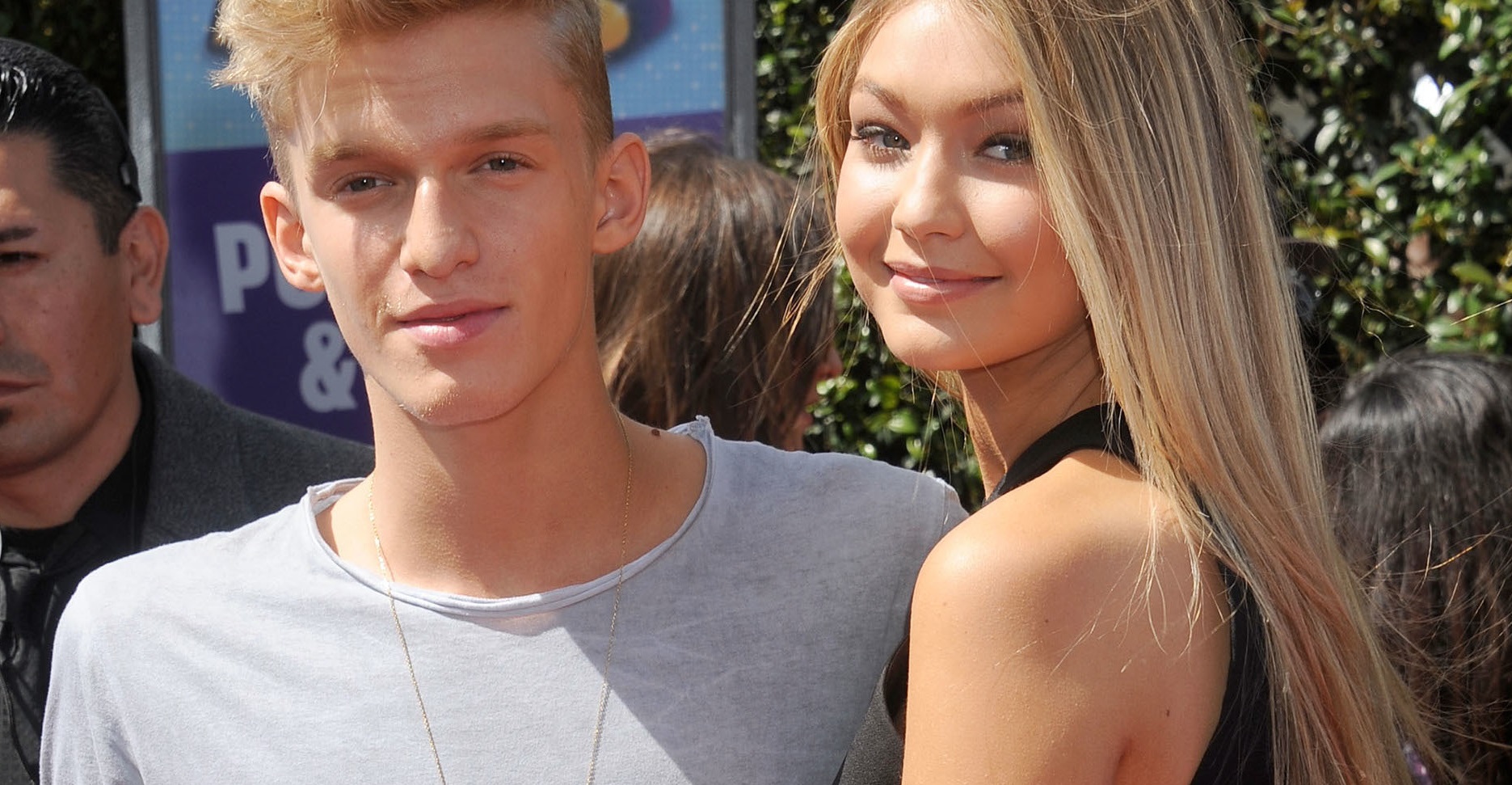 Cody Simpson y Gigi Hadid, se sientan juntos en un avión después de su ruptura