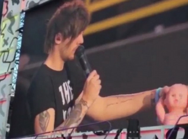 ¿Cómo reacciona Louis Tomlinson cuando una fan le tira un muñeco en un concierto?