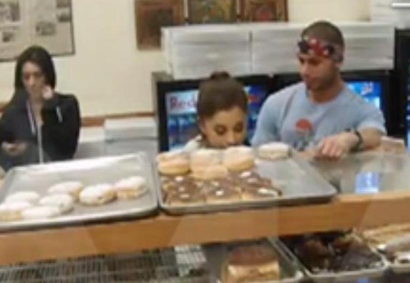 ¡Pillan a Ariana Grande lamiendo un donut en una tienda!