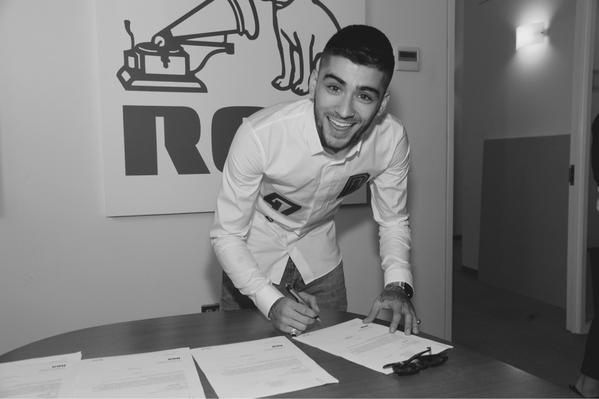Zayn Malik firma su contrato como solista Zayn Malik firma su contrato como solista