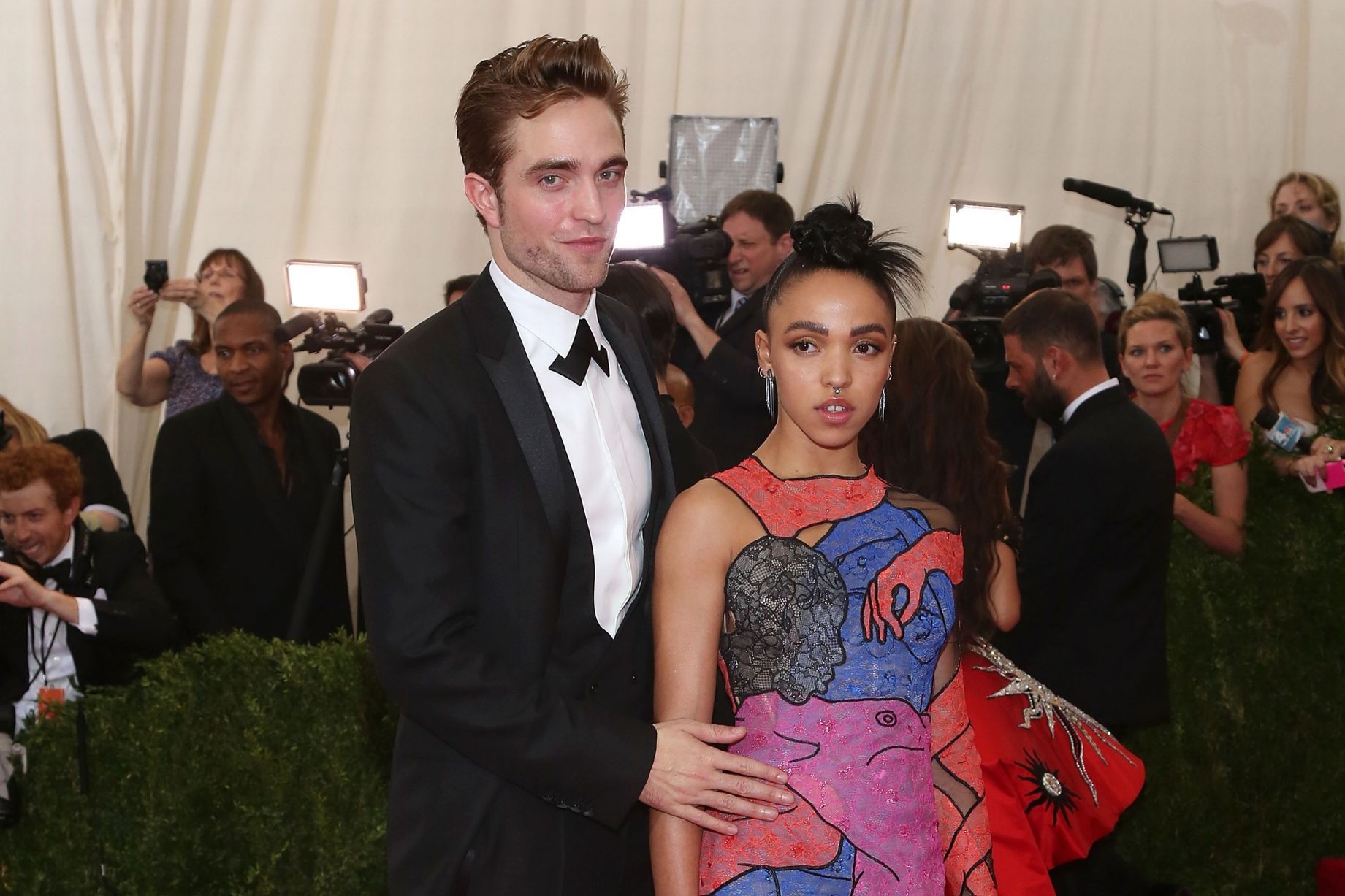 Robert Pattinson y FKA Twigs posponen su boda Robert Pattinson y FKA Twigs posponen su boda