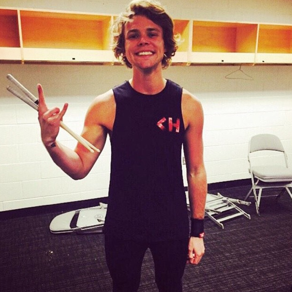 Ashton Irwin hiere a una fan durante un concierto