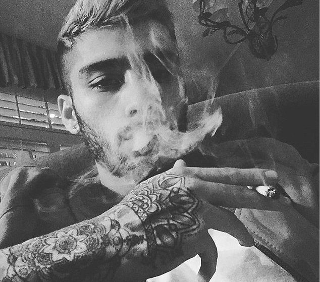 Las fans, muy enfadadas con Zayn Malik por una foto en la que aparece fumando Las fans, muy enfadadas con Zayn Malik por una foto en la que aparece fumando