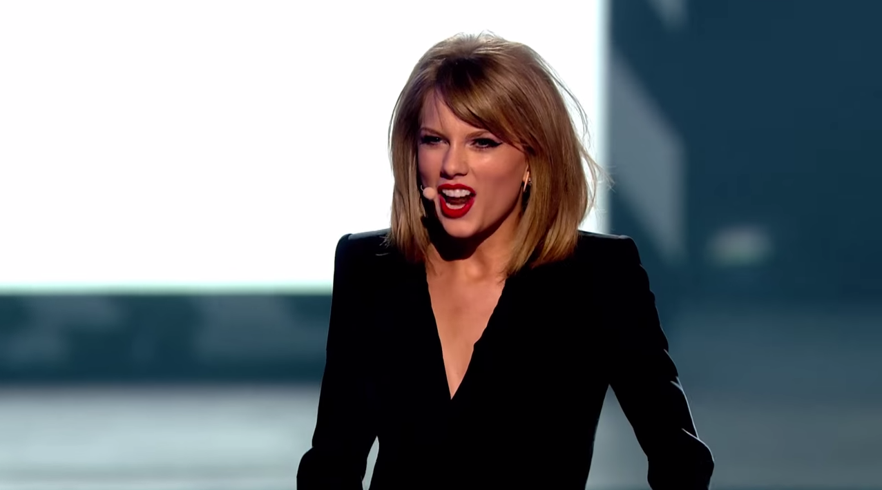 Arrestan al fan que invadió el escenario durante un concierto de Taylor Swift Arrestan al fan que invadió el escenario durante un concierto de Taylor Swift