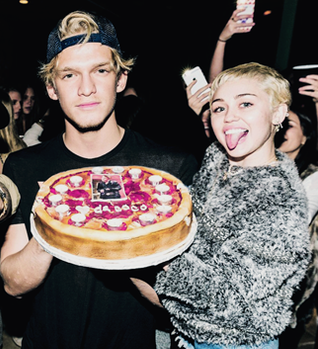 ¡Miley Cyrus y Cody Simpson tienen un accidente de coche! ¡Miley Cyrus y Cody Simpson tienen un accidente de coche!
