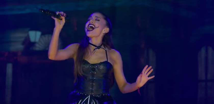 Ariana Grande atacada en directo con un móvil Ariana Grande atacada en directo con un móvil