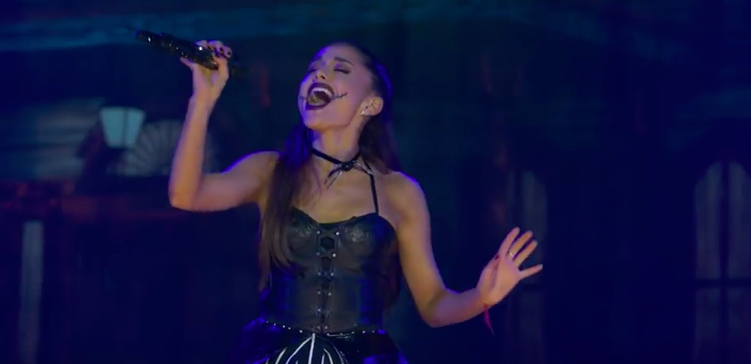 Ariana Grande atacada en directo con un móvil