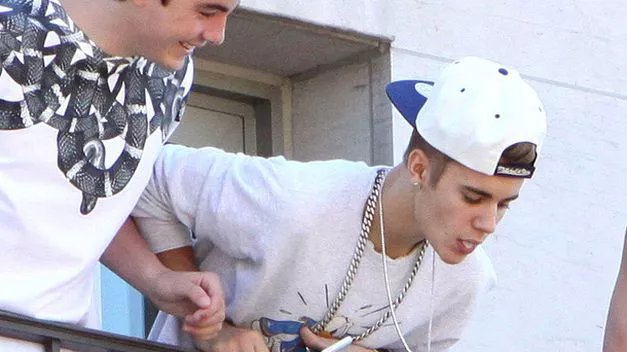 Justin Bieber escupe a sus fans 