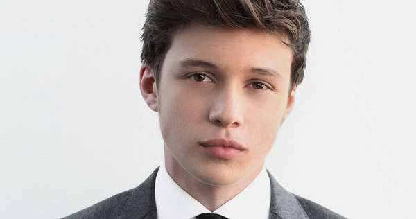 Nick Robinson más guapo que nunca en 'La quinta ola'