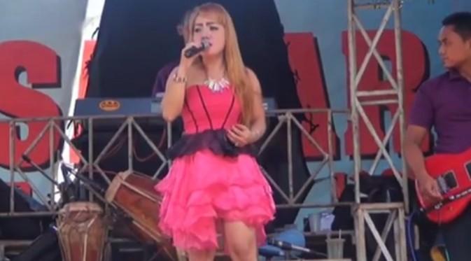 Esta cantante murió en pleno concierto por la mordedura de una cobra Esta cantante murió en pleno concierto por la mordedura de una cobra