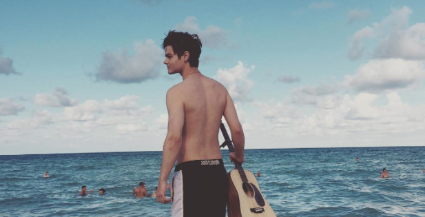 Abraham Mateo vuelve locas a sus fans con esta foto sin camiseta