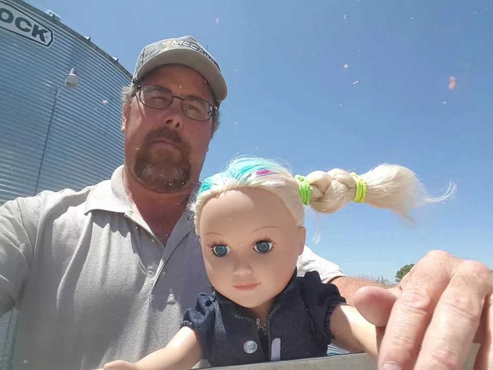 camionero se lleva una muñeca al trabajo