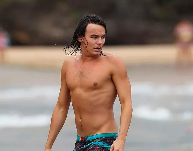 Tyler Blackburn sin camiseta