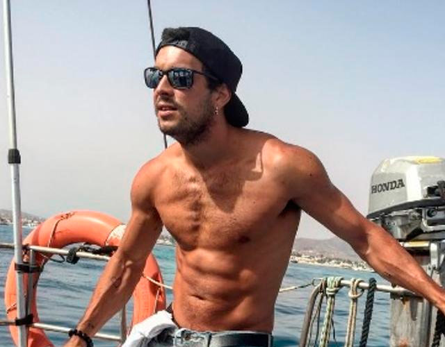 El posado de Mario Casas sin camiseta del verano