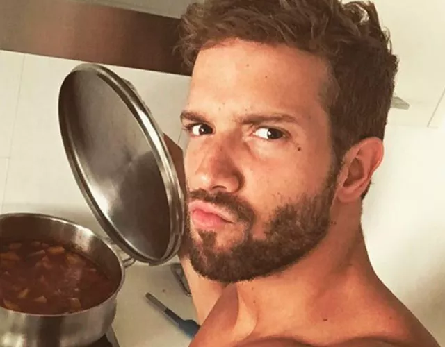 Pablo Alborán sin camiseta