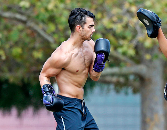 Joe Jonas sin camiseta boxeando en la calle