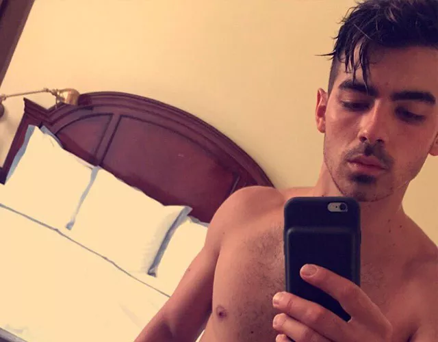 Joe Jonas sin camiseta