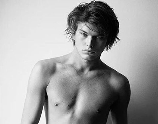 Jordan Barrett sin camiseta, el modelo de moda