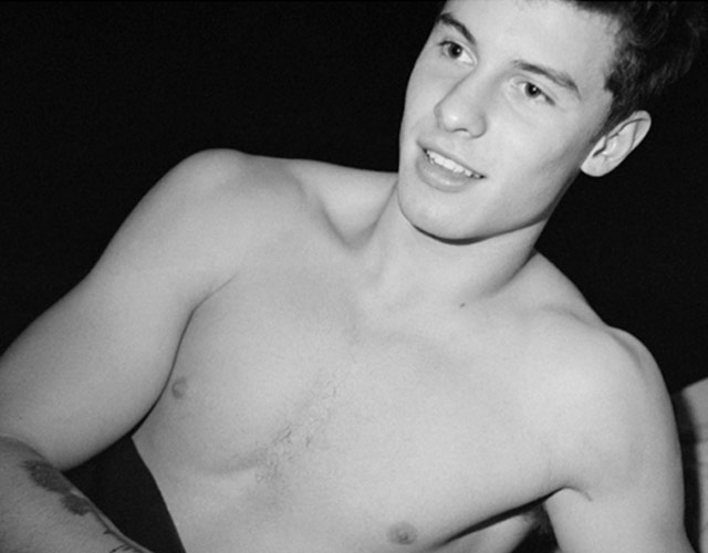 Shawn Mendes sin camiseta en la revista Hero