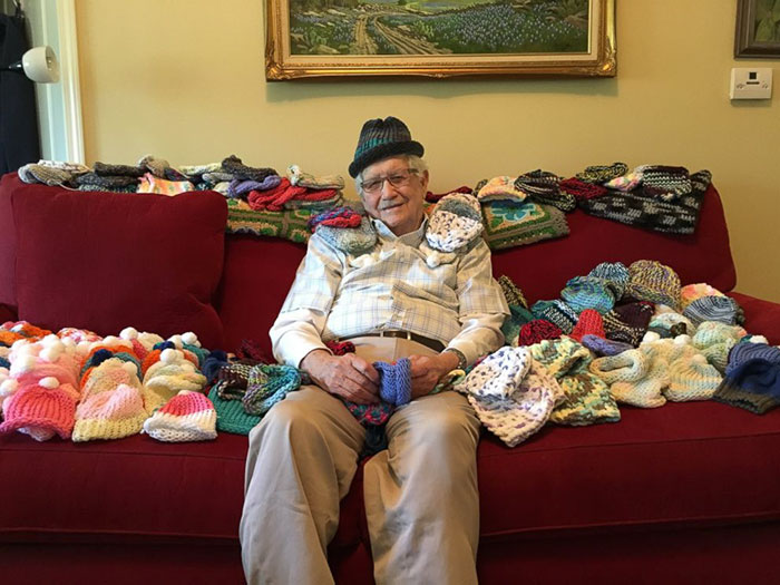 Este hombre de 86 años se pasa el día tejiendo gorritos para bebés prematuros Este hombre de 86 años se pasa el día tejiendo gorritos para bebés prematuros