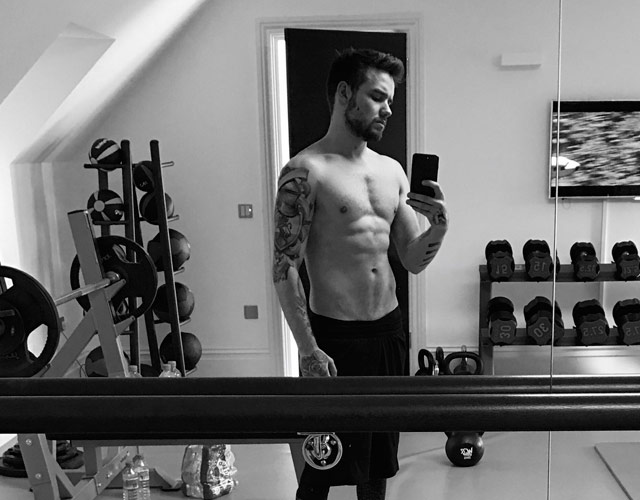 Liam Payne sin camiseta en el gimnasio