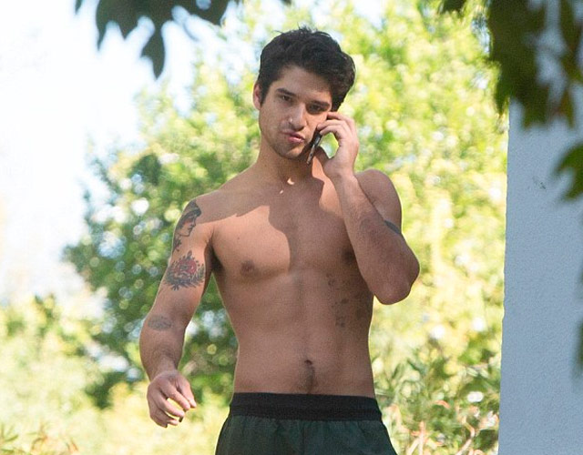 Tyler Posey sin camiseta limpiando su casa