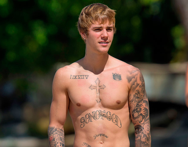 Justin Bieber sin camiseta en Barbados por Navidad