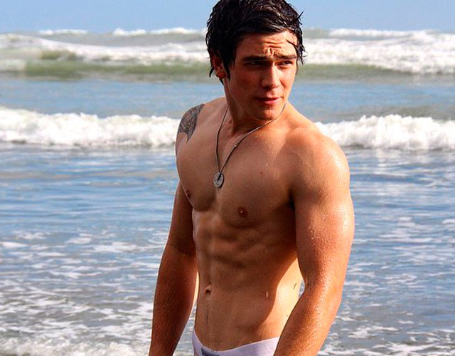 KJ Apa sin camiseta, la estrella de la serie 'Riverdale'