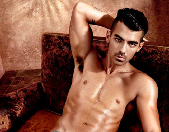 Joe Jonas sin camiseta para Guess