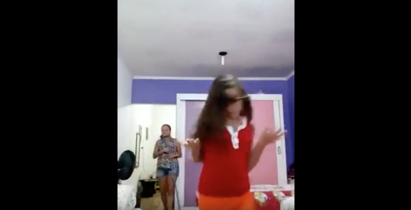 Esta madre se cuela en el vídeo de su hija... ¡y le roba todo el protagonismo! Esta madre se cuela en el vídeo de su hija... ¡y le roba todo el protagonismo!